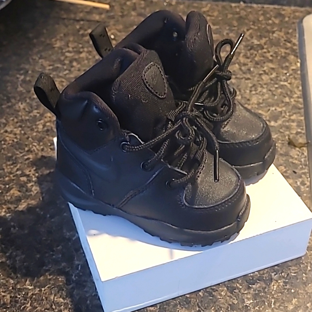 Nike ACG Manoa toddler sz 4c boot. Black leather with waterproof mesh